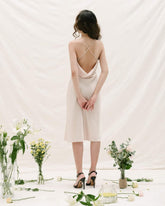 Robe nuisette en soie coupée en biais avec encolure bénitier et dos croisé ouvert